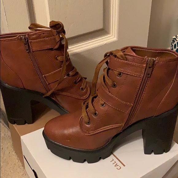 Chestnut 4 1/2 boots with buckle - Picture 2 of 4